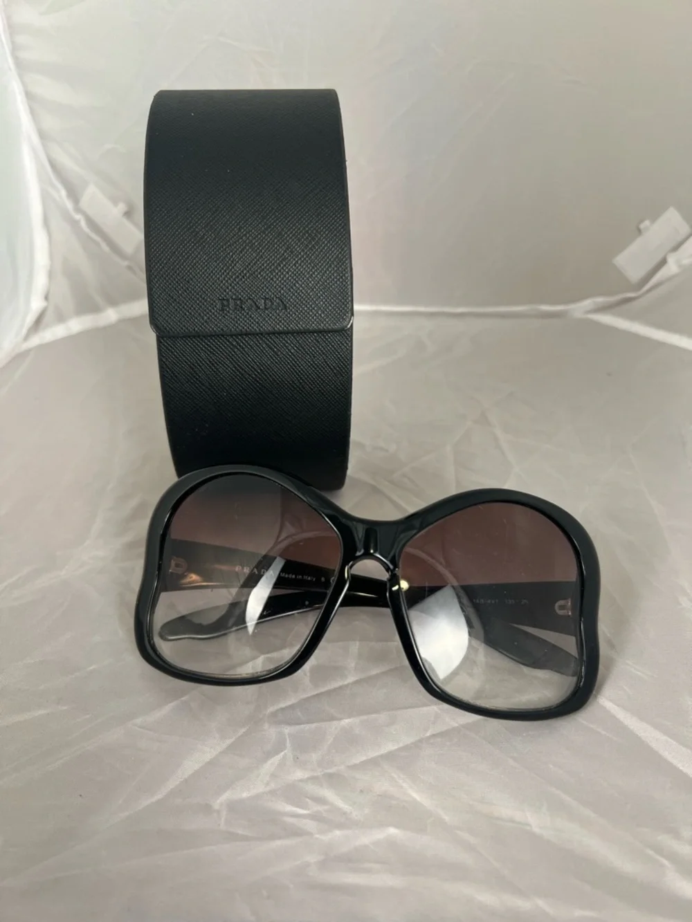 💕 PRADA Butterfly Frame Sunglasses Black 61- 15 SPR 18I (Damaged) - Picture 1 of 11
